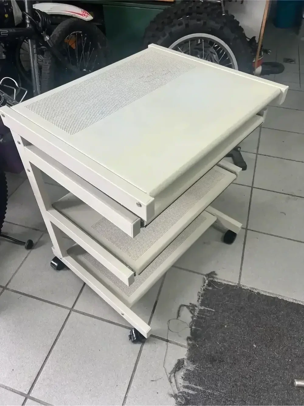 Computertisch mit Auszugladen und Tastatur