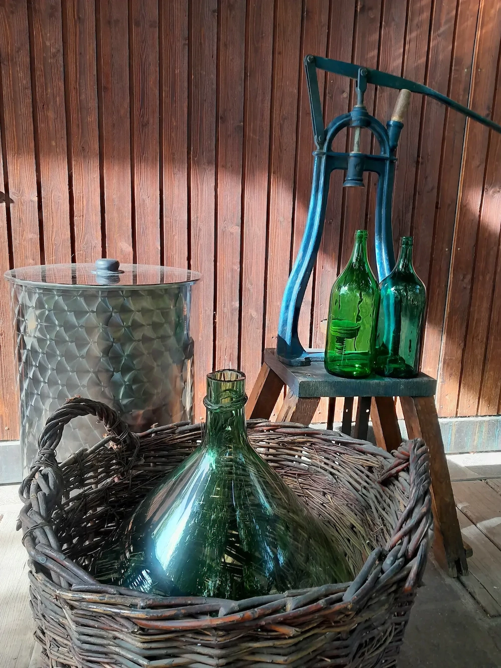Glasballon, Edelstahlfass, Verkorker, Flaschen