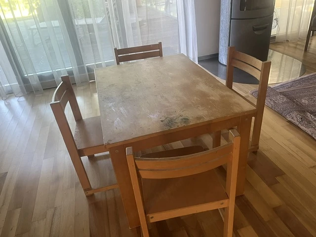 Kindertisch mit 4 Stühlen