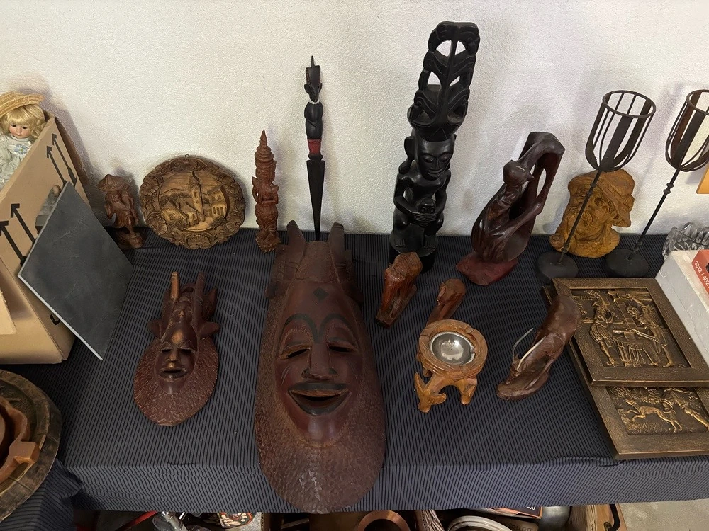 Afrikanische Holzschnitzereien   Masken, Figuren & Sammlerstücke   Konvolut