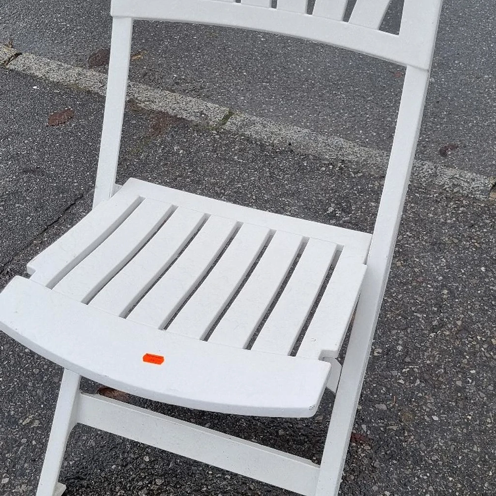FLOHMARKT 2x Weißer Klappstuhl aus Kunststoff
