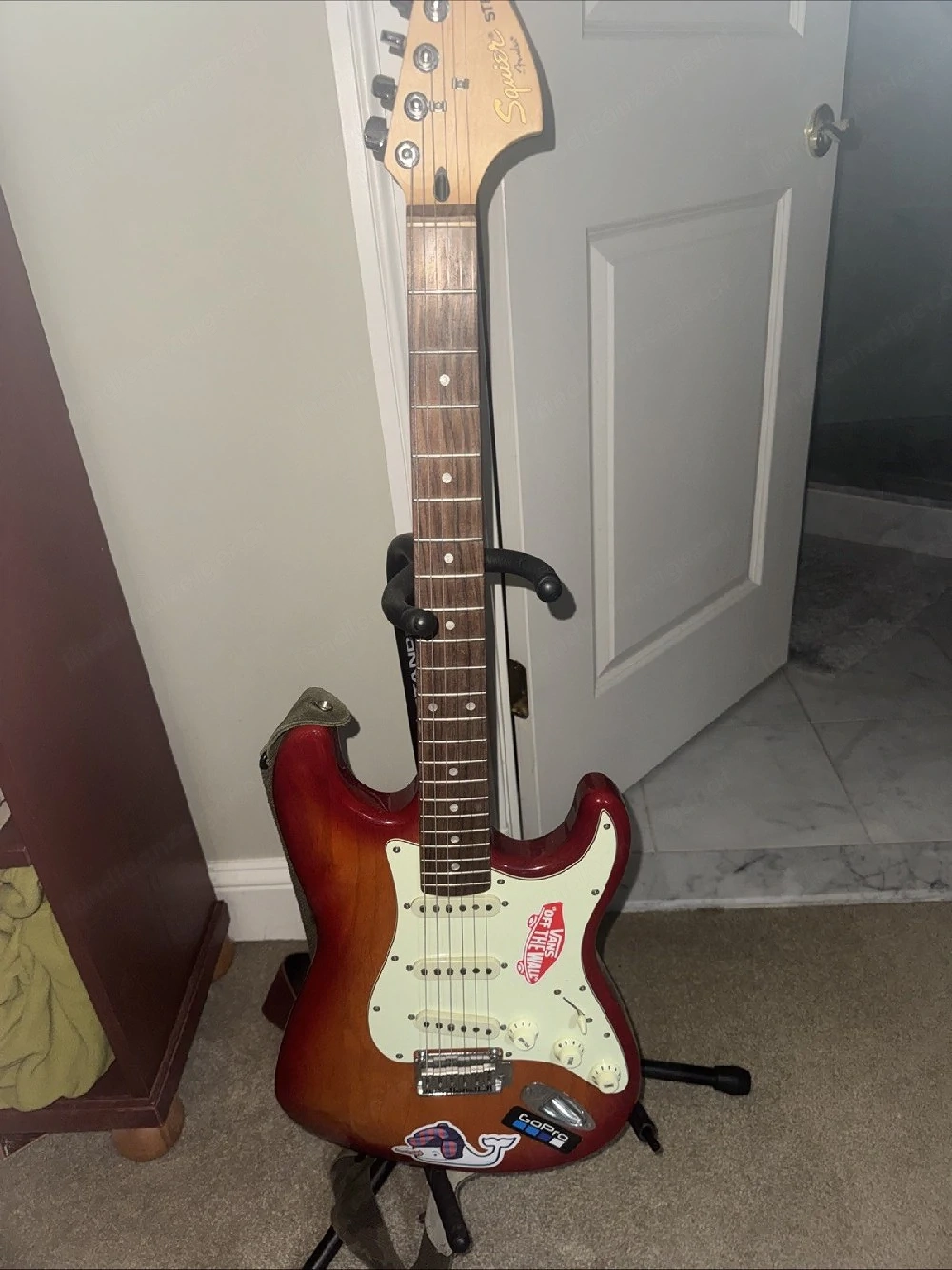 Gebrauchte Fender Squier Strat E-Gitarre in Cherry Sunburst mit Softcase