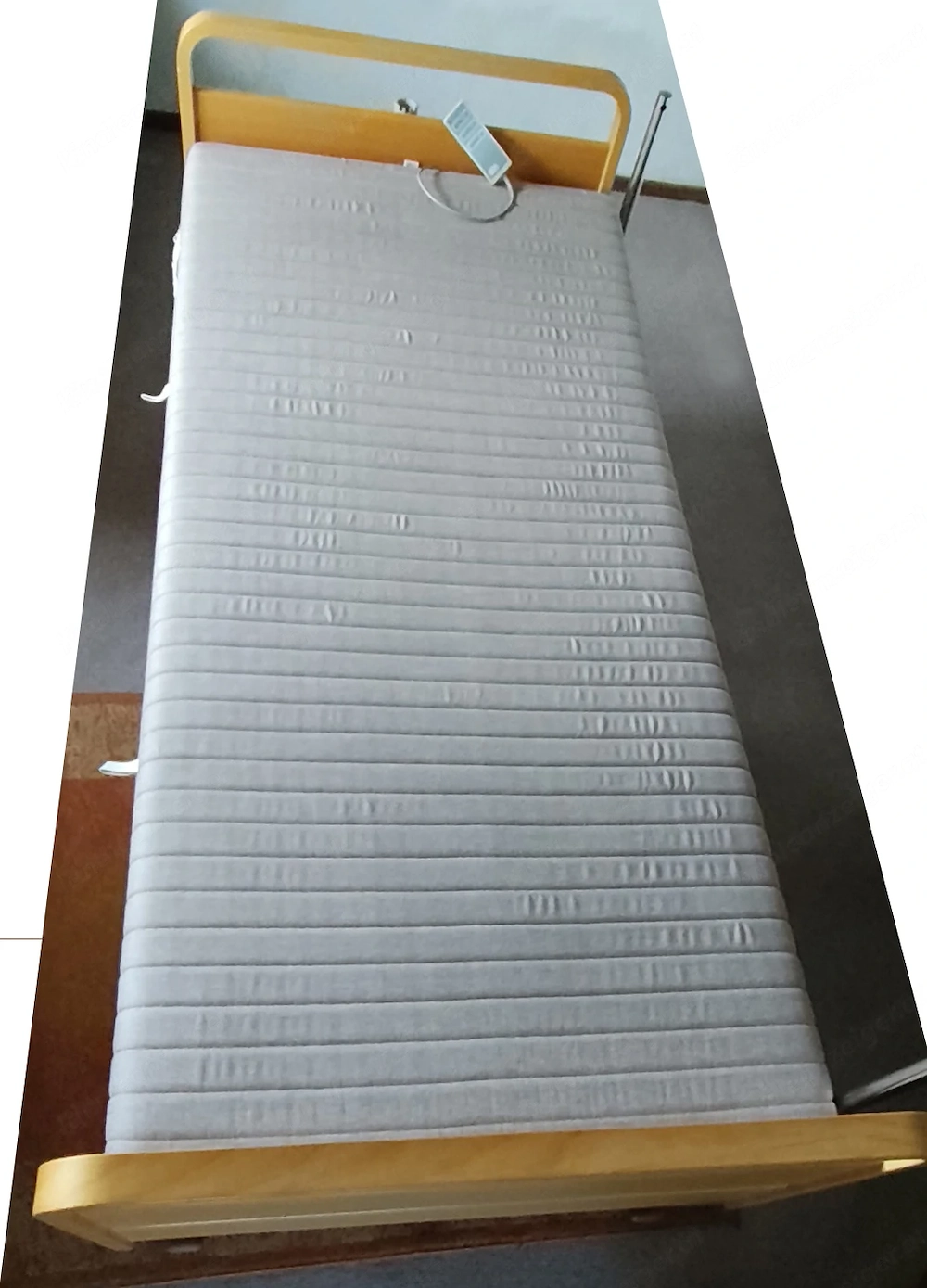 Pflegebett mit Standardmatratze und Anti-Dekubitus-System