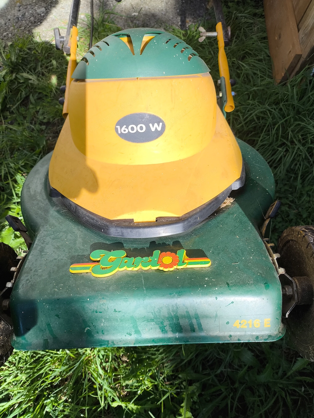 Älterer E-Rasenmäher 1600 W und E-Rasentrimmer ET 350 mit Elektrokabel 