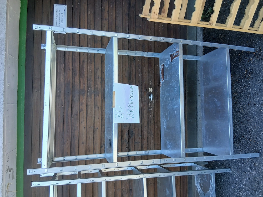Gratis Kellerregale aus Metall, Weinregal aus Holz