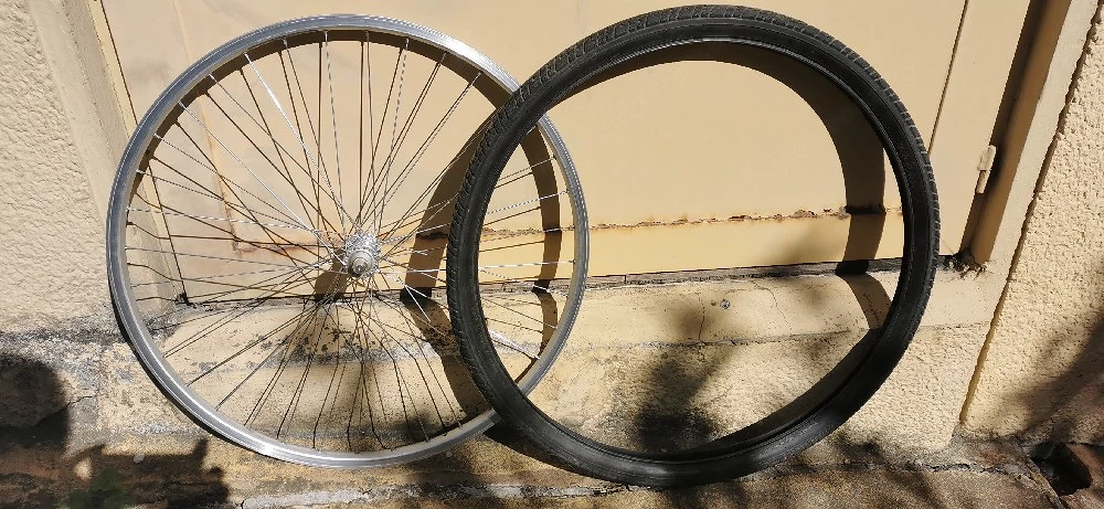 Fahrradfelge 28" inkl. neuwertigen Reifen 