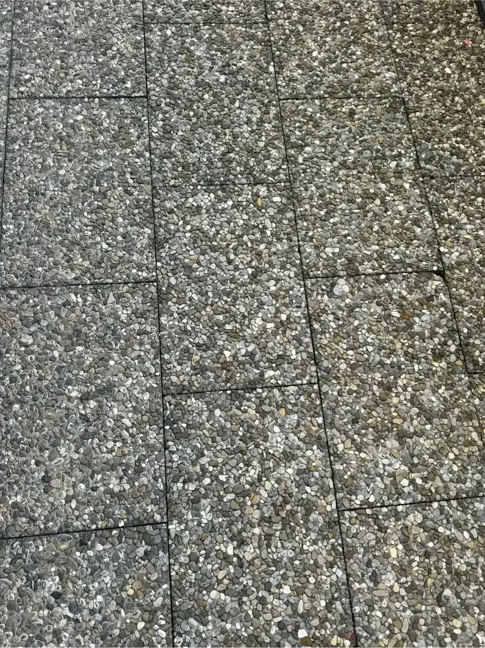 Wir geben ca. 100 m  Waschbetonplatten kostenlos ab.