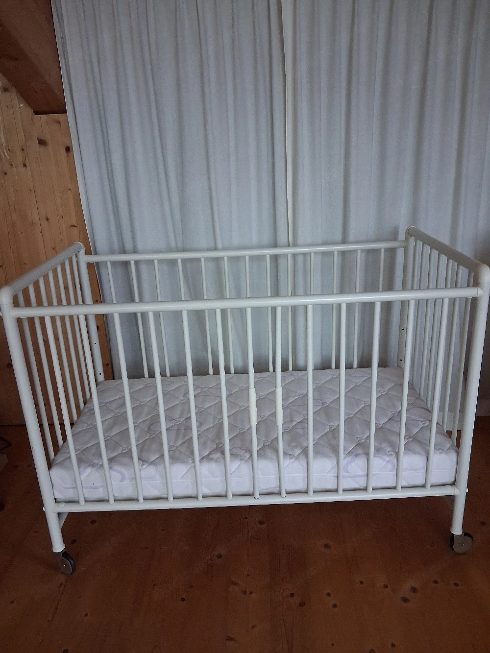 Baby Gitterbett inkl. Lattenrost und neuer, unbenützter Matratze