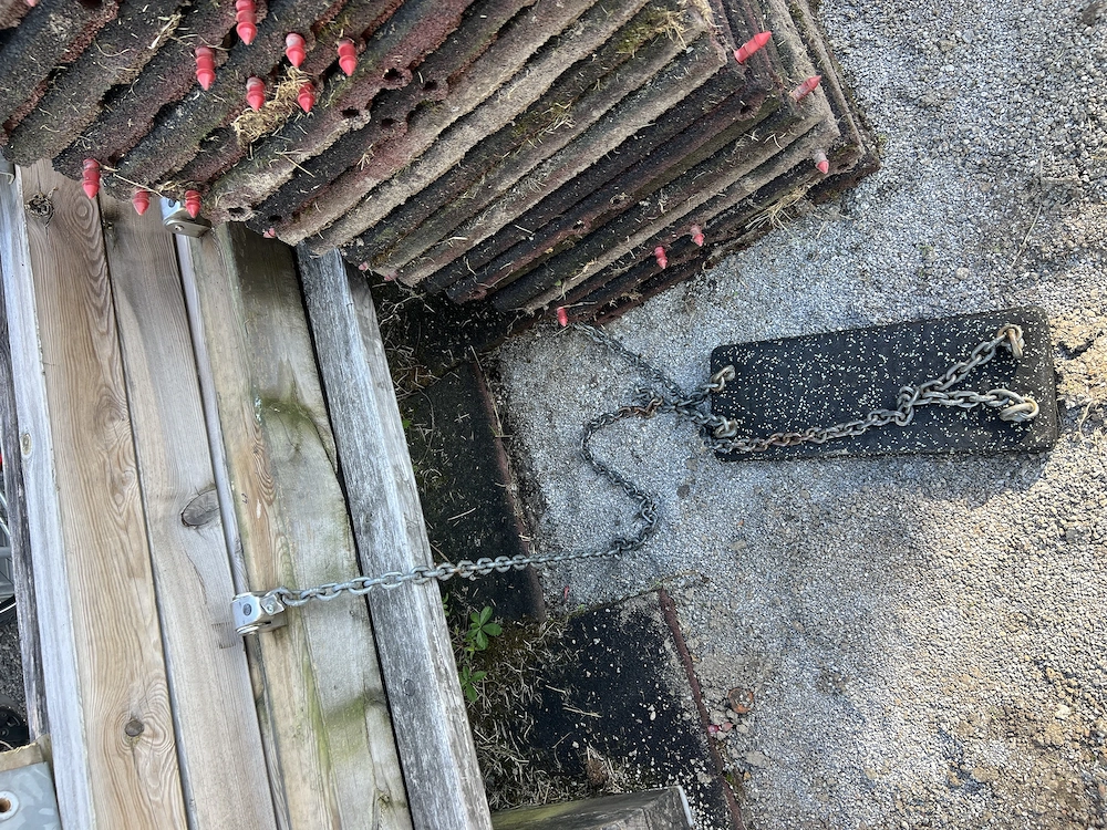 Schaukel gebraucht, in gutem Zustand und Kunststoffmatten (zerlegt) abzugeben. 