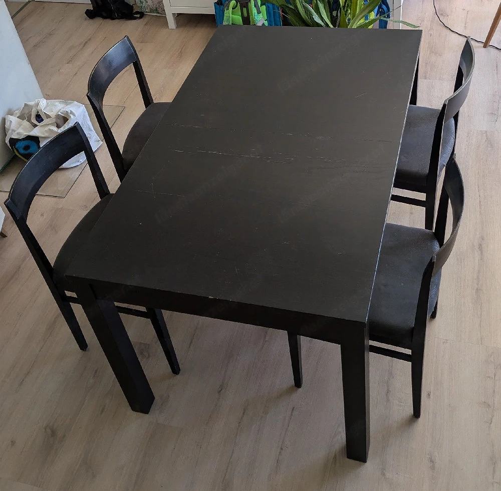 Tisch mit Stühlen