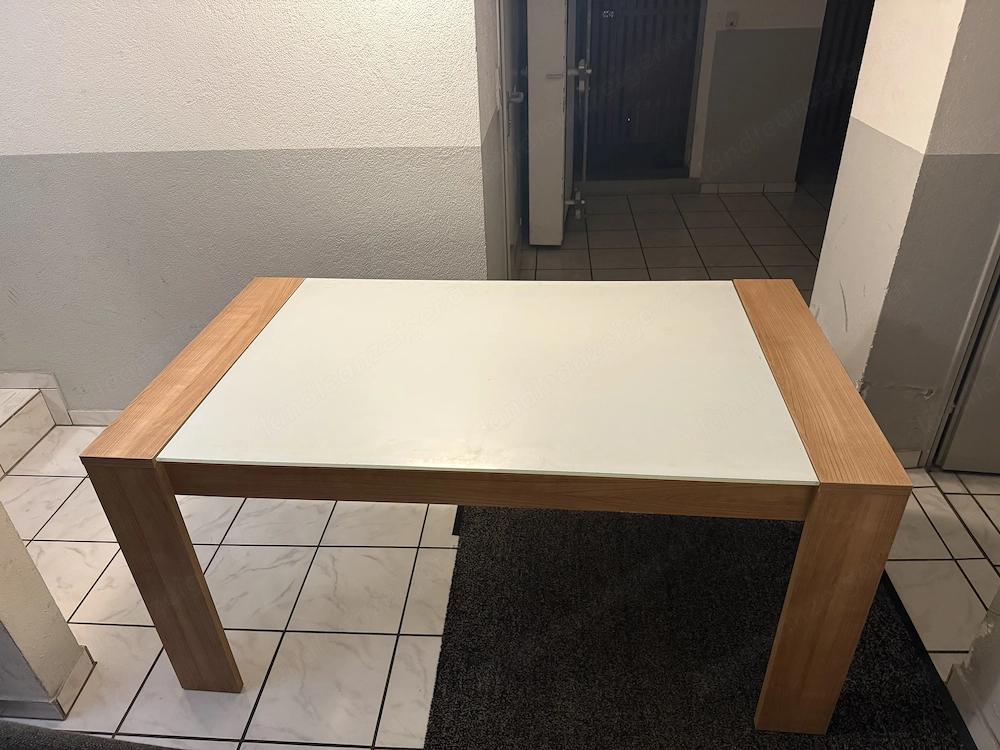 Esstisch mit Glasplatte