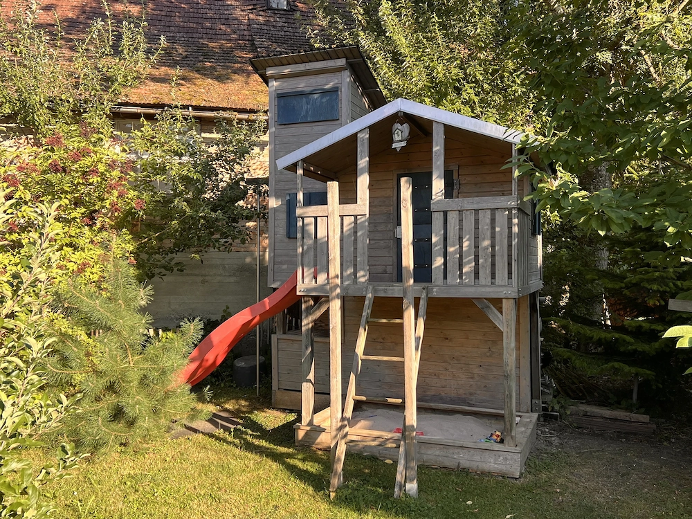 Stelzenhaus mit Rutsche