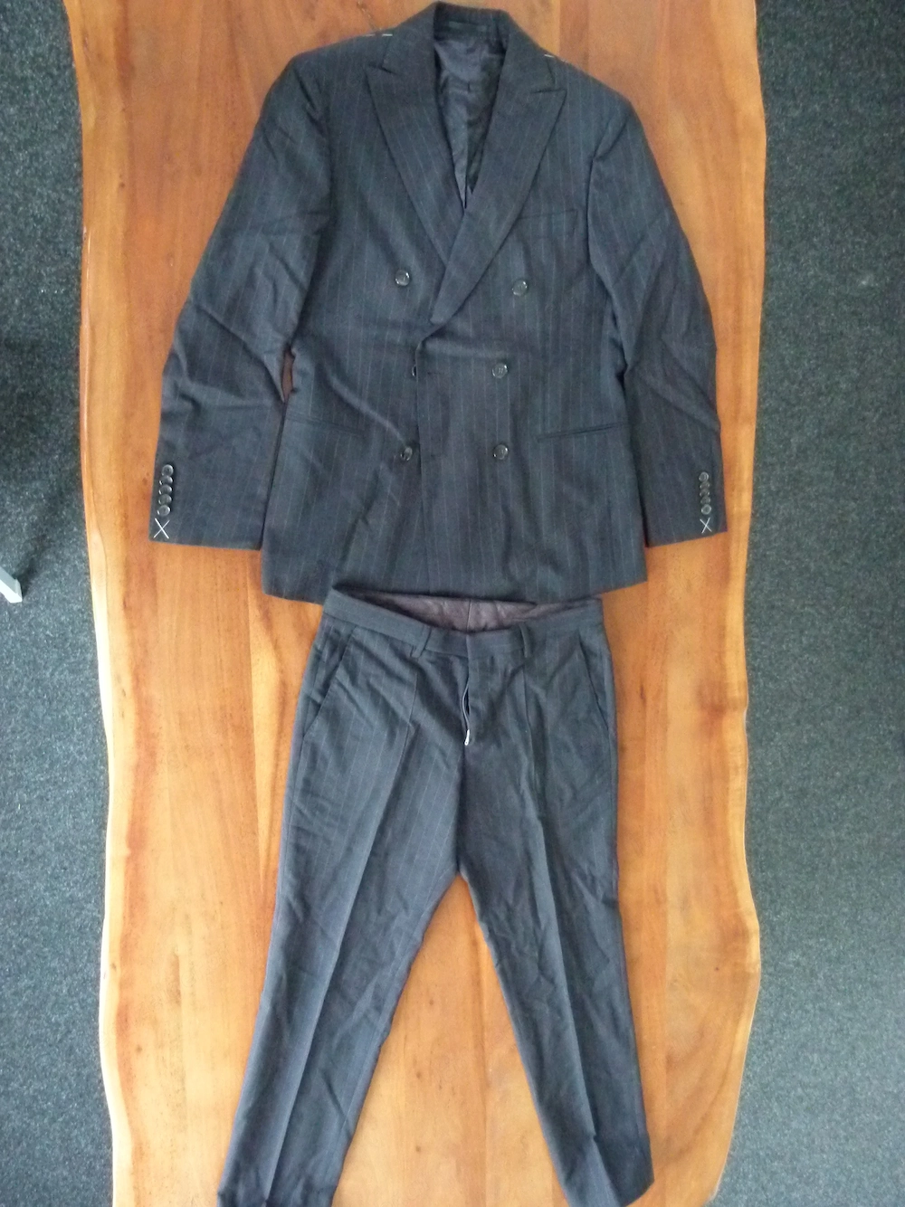 Hugo Boss Konvolut Gr. 46   4 Anzüge + Sakko + 5 Krawatten