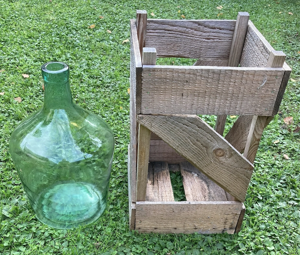Ballonflasche grün ca. 11 Liter mit Holzgestell