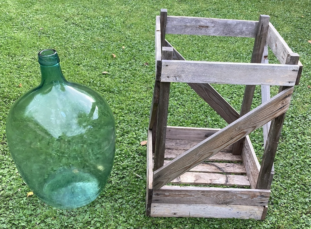 Ballonflasche grün ca. 50 Liter mit Holzgestell