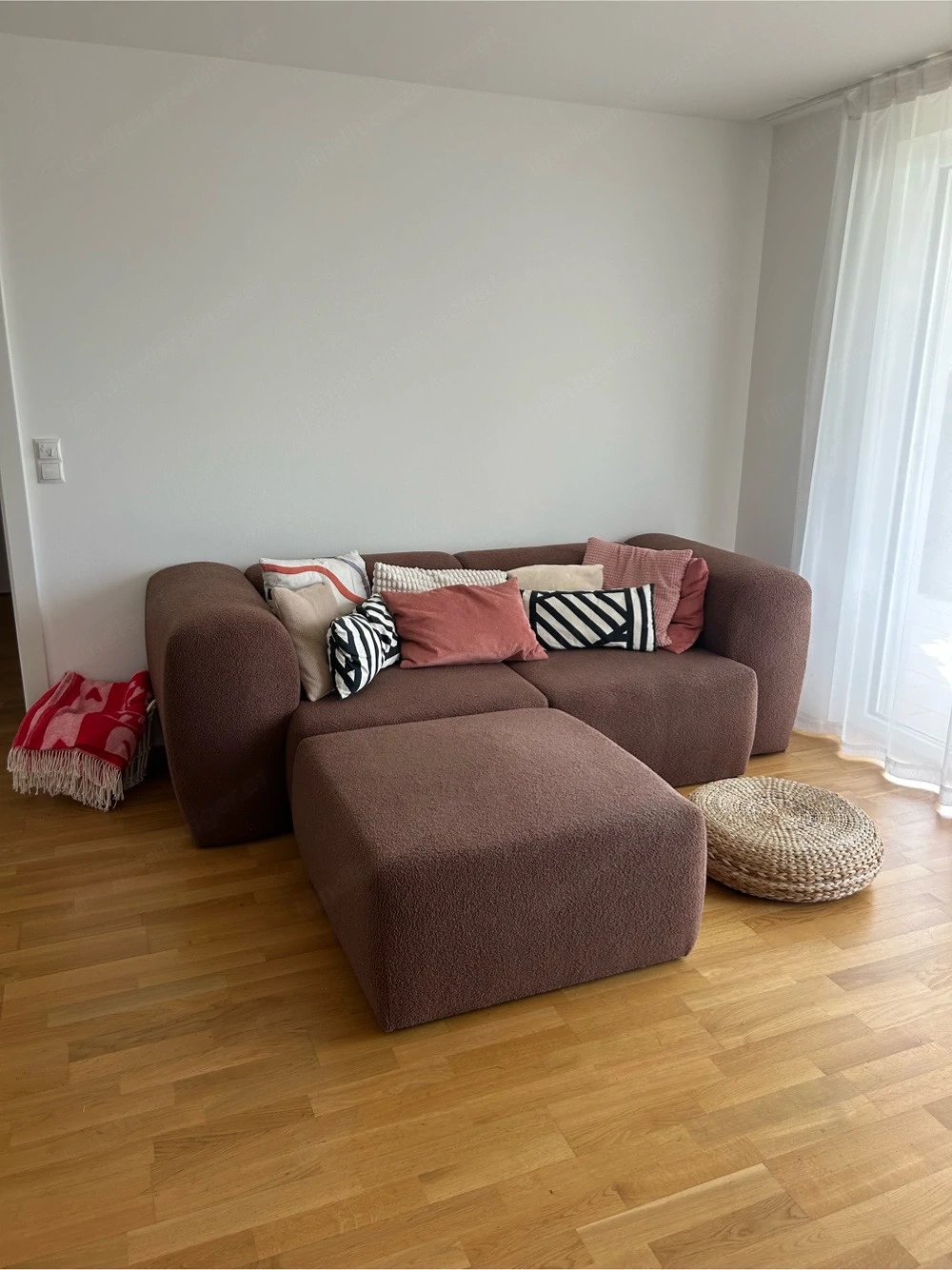 Couch in braunem Teddy-Stoff