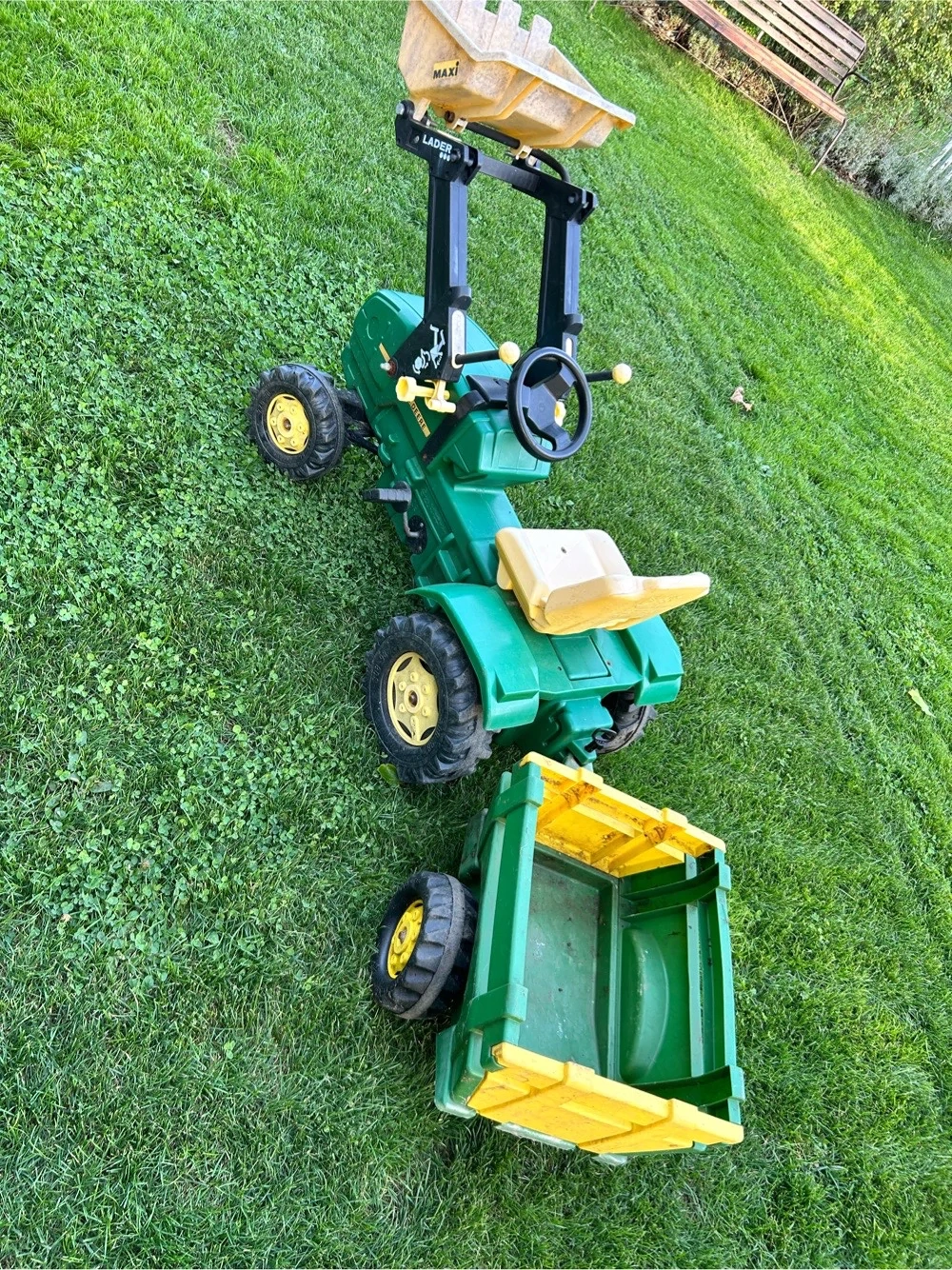 Trettraktor John Deere mit Anhänger