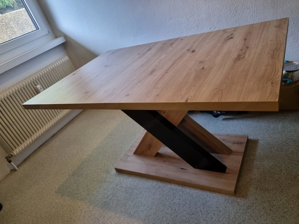 Esstisch aus Holz mit verstellbarer Länge