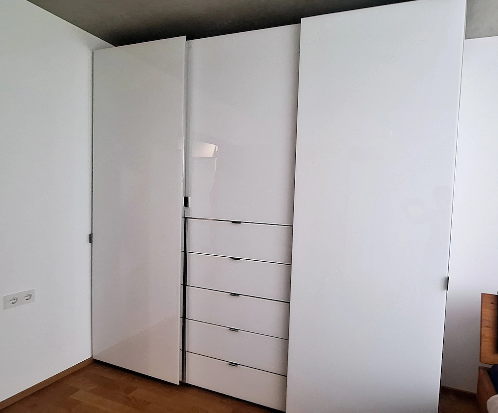 Kleiderschrank mit Schiebetüren und Schubladen 