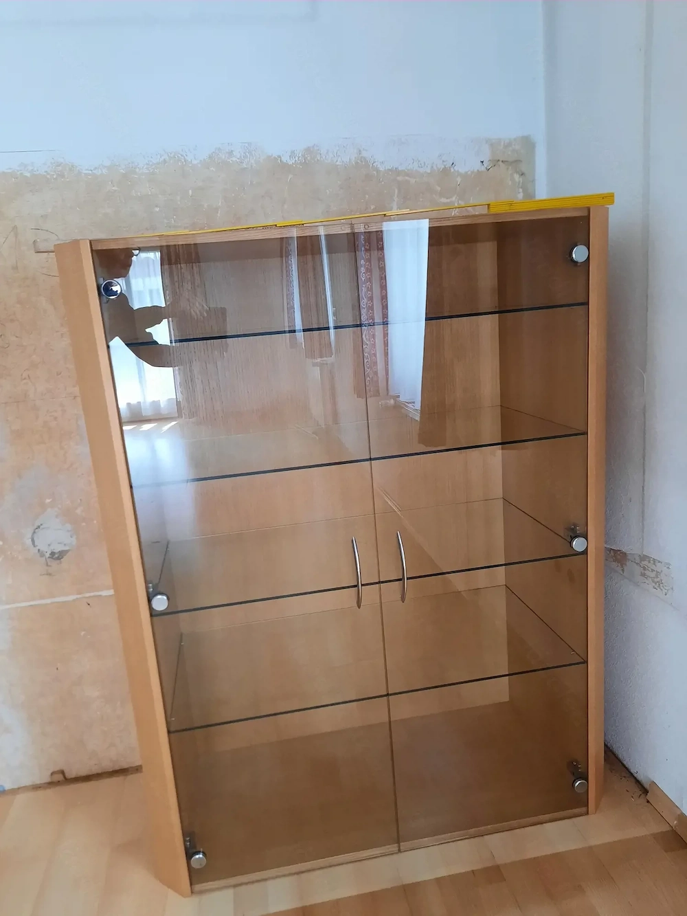 Schöner Glaskasten   Vitrine in heller Buche - 80 Euro