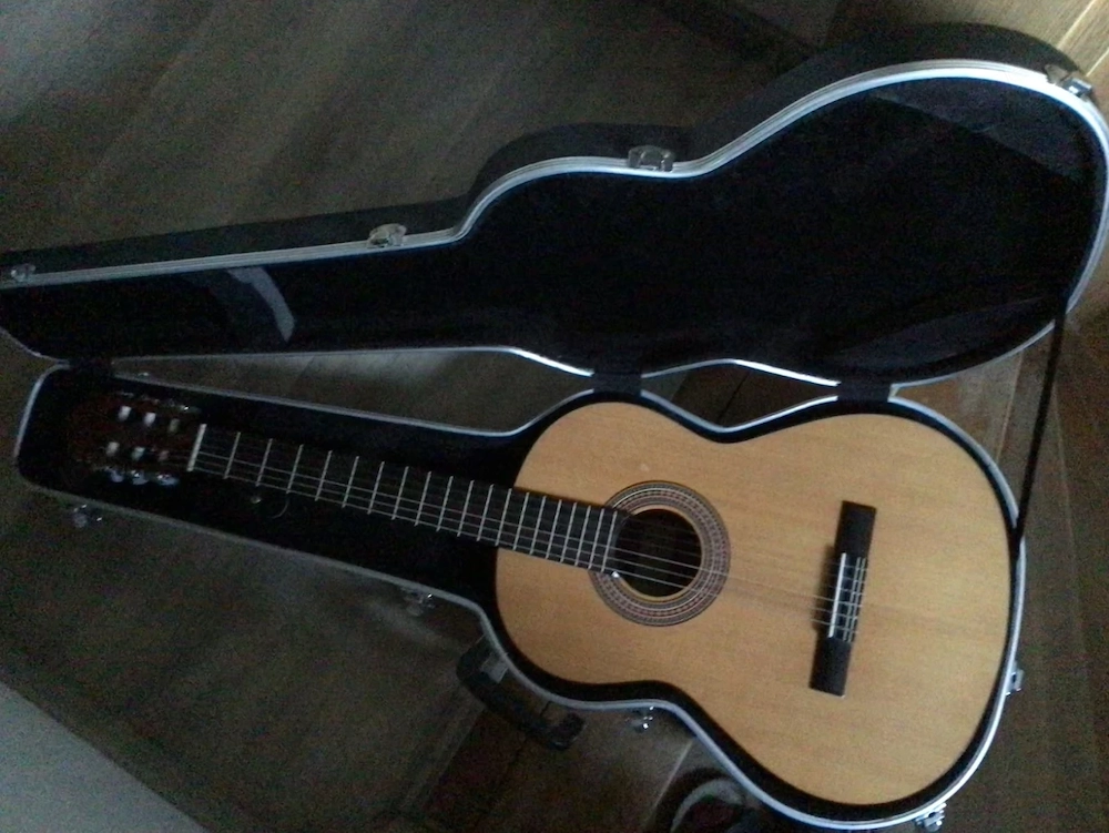 Klassikgitarre aus deutscher Produktion mit stabilem Koffer 