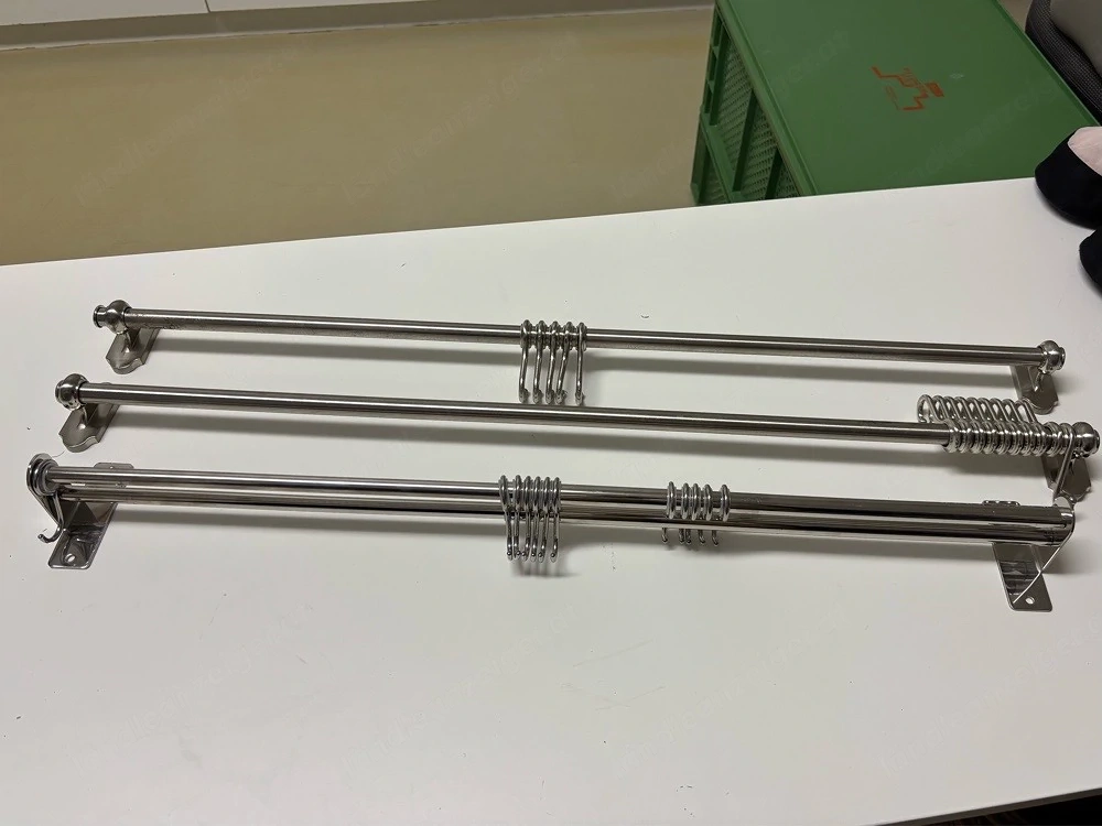 3 Stangen mit Kleiderhaken Wand oder Decke
