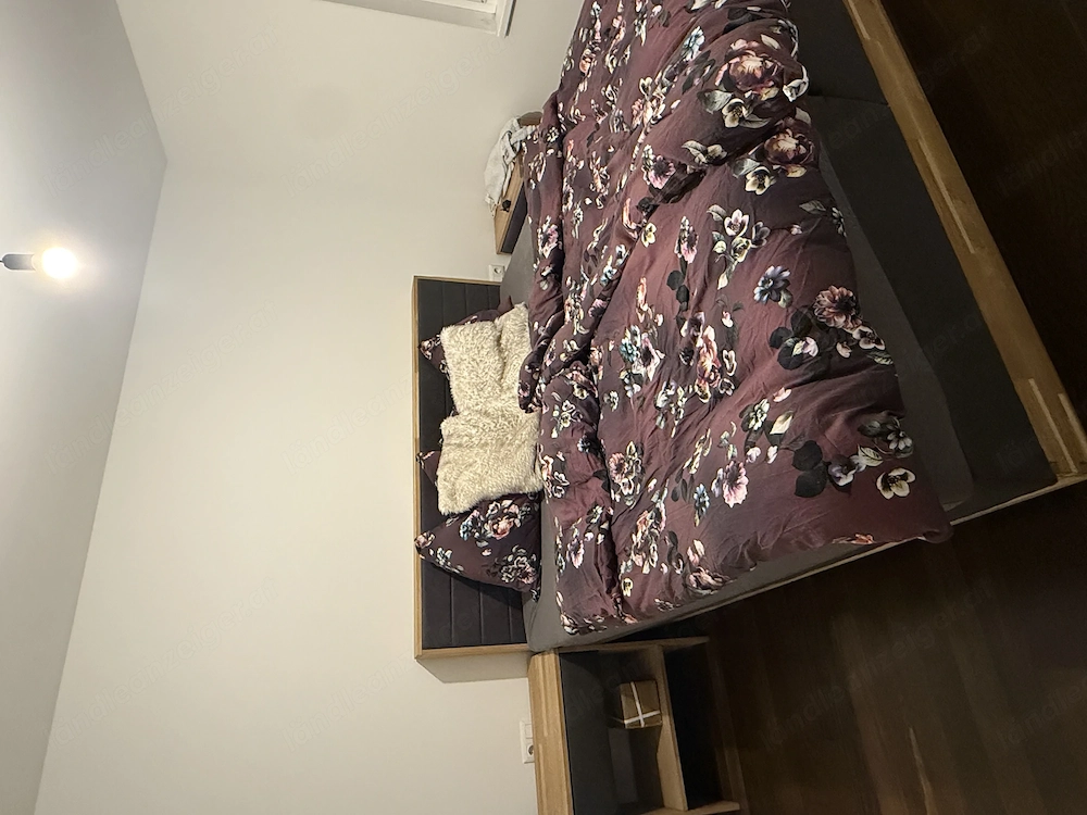 Boxspringbett mit Nachtkästchen