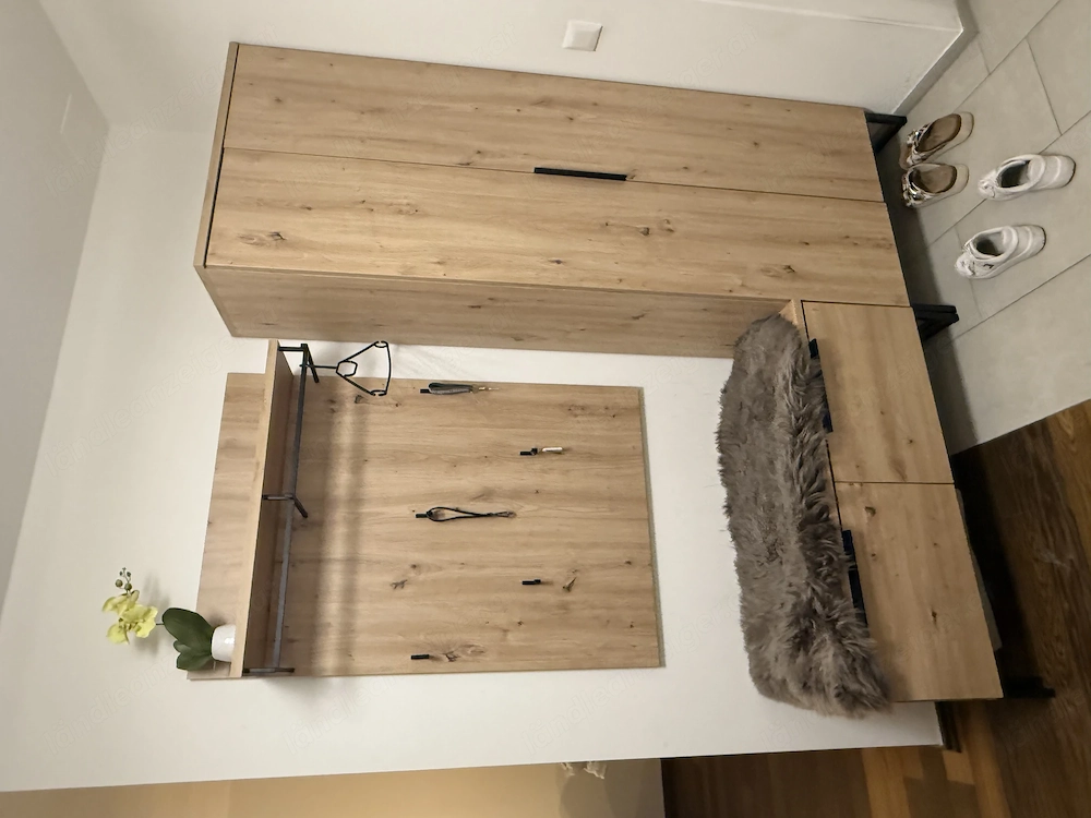 Garderobenschrank mit Sitzbank