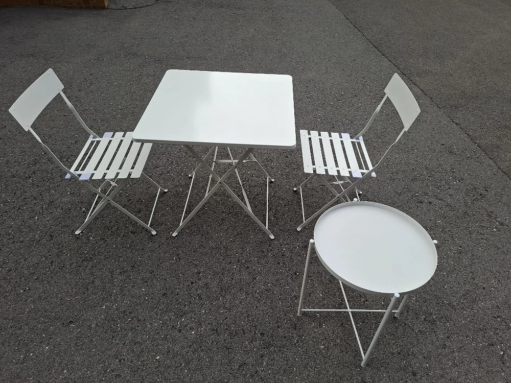 Stühle, Tischchen, verschieden
