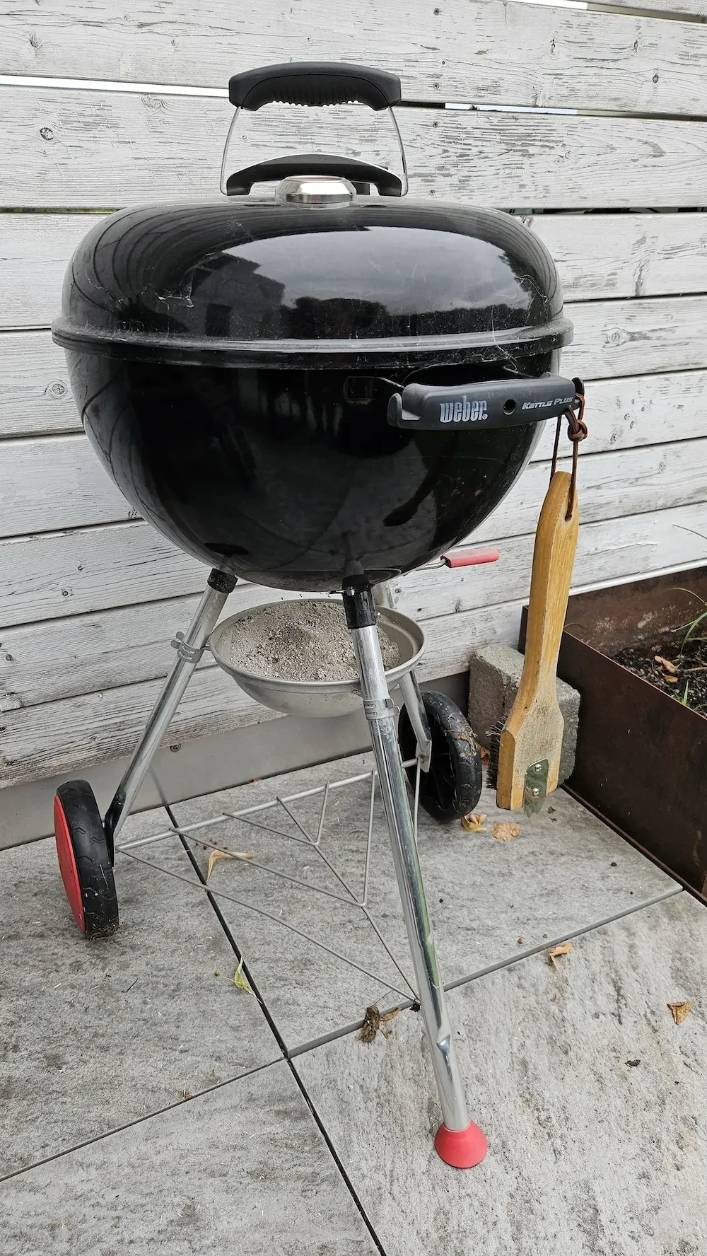 Weber Kettle Plus 47 cm Kugelgrill inkl. Grillbürste