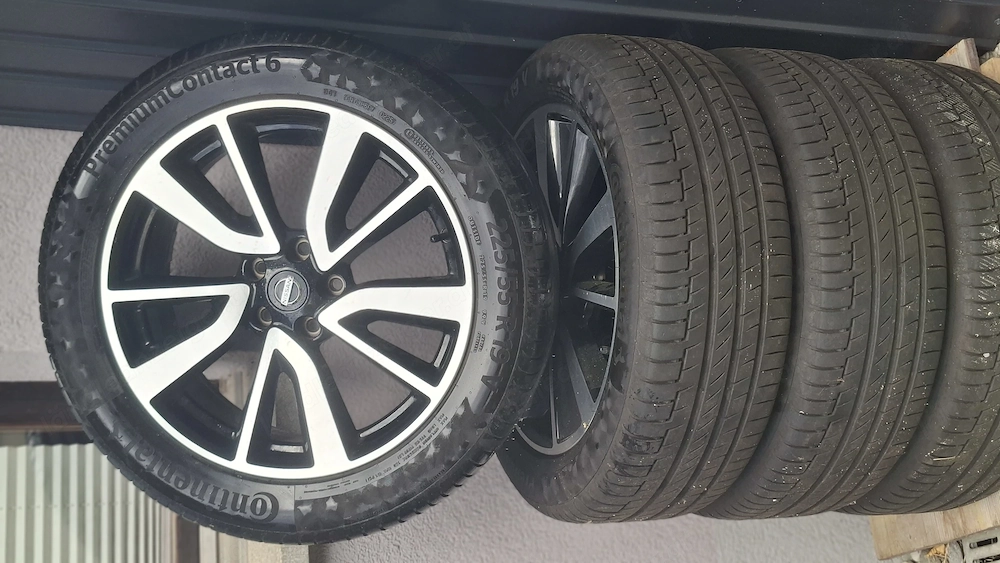 Sommerreifen auf 7.0x19 et 40 felge original nissan