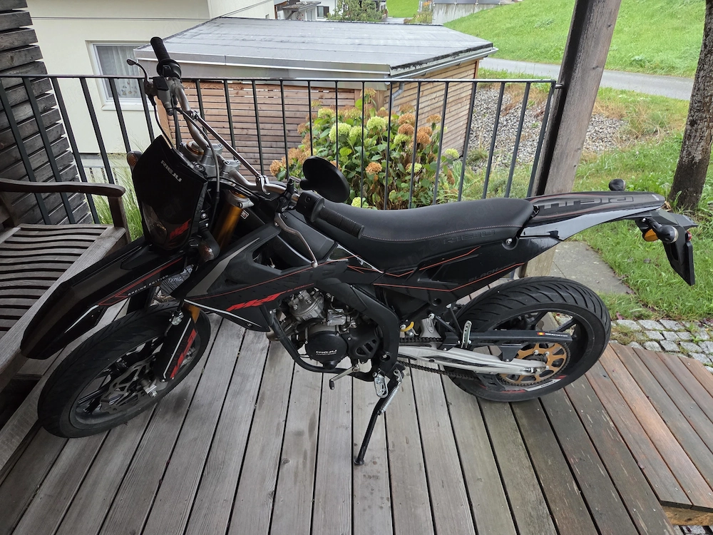 Rieju MRT 50 E5 All Black PRO   Top Zustand, nur 2.400 km (Bj. 2025)