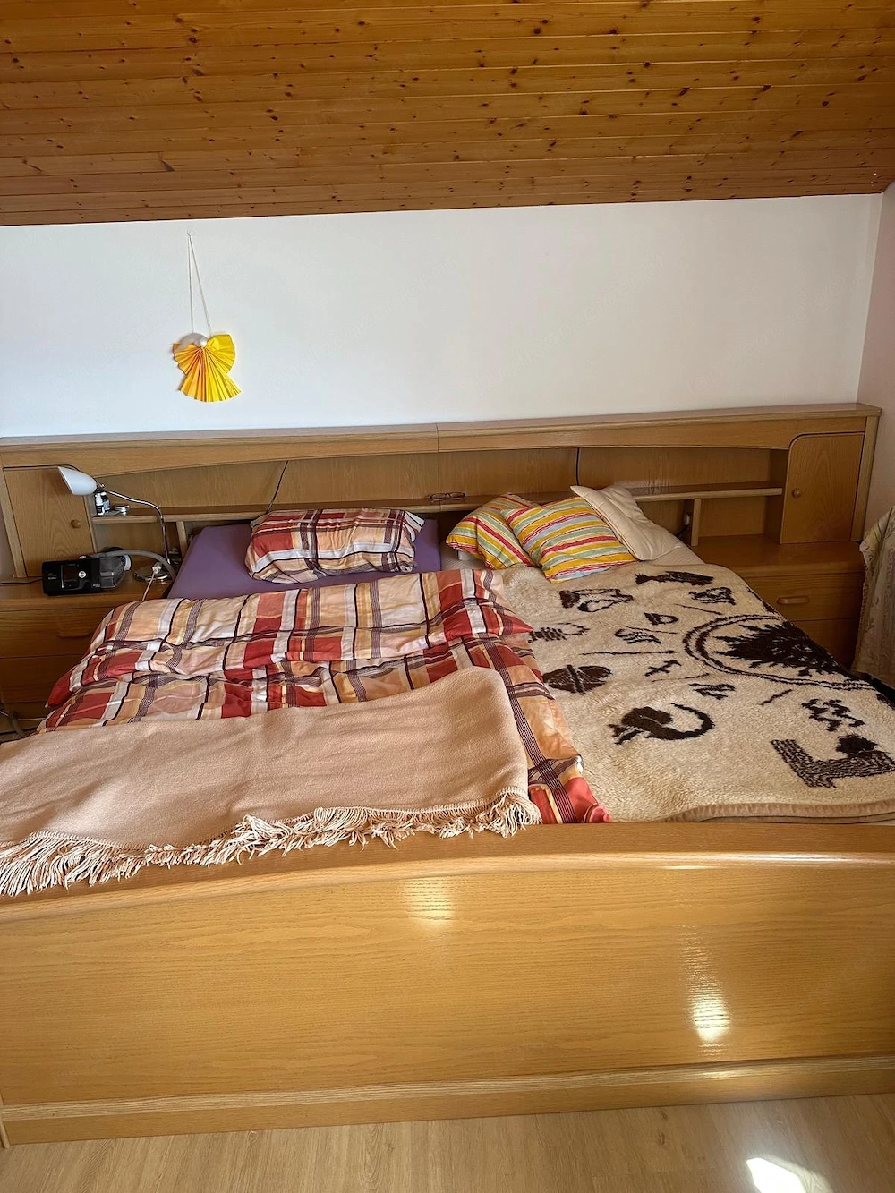 Bett mit Matratzen