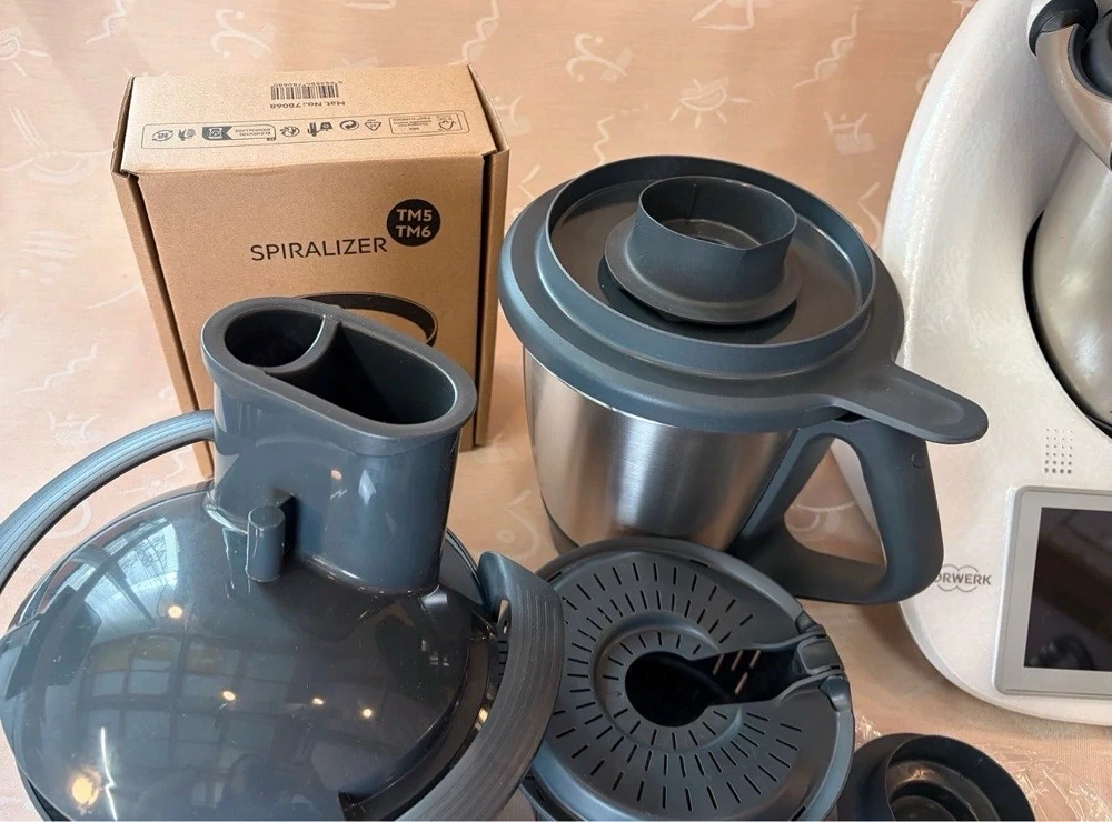 Thermomix TM6: 2 Mixtöpfe, Friend, Gemüsestyler, Spiralschneider