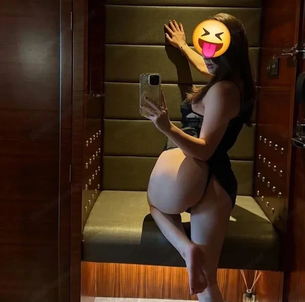 Ich bin Angela     Ich bin sehr sexy    und sehr charmant   