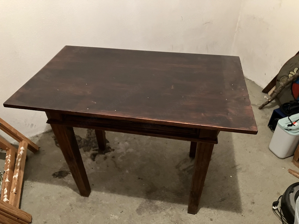 Kleiner rustikaler Tisch
