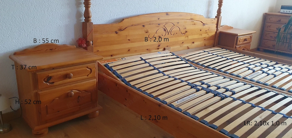 Schlafzimmer mit 2 Nachtischkästchen 