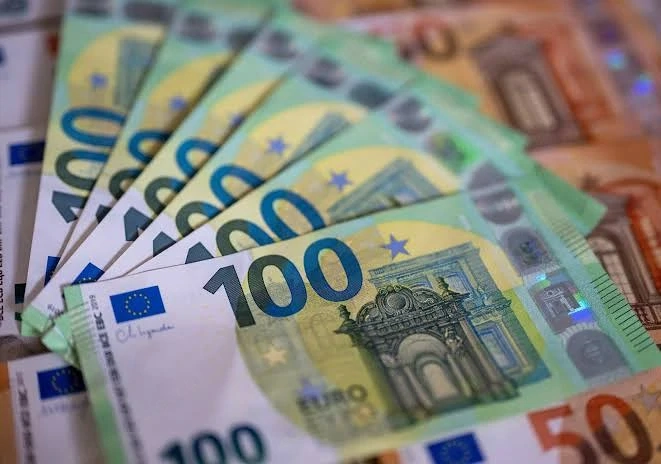 Kredi!te und Investitionen für Landwirtschaft, Industrie und Immobilien (10.000   bis 350.000.000  )