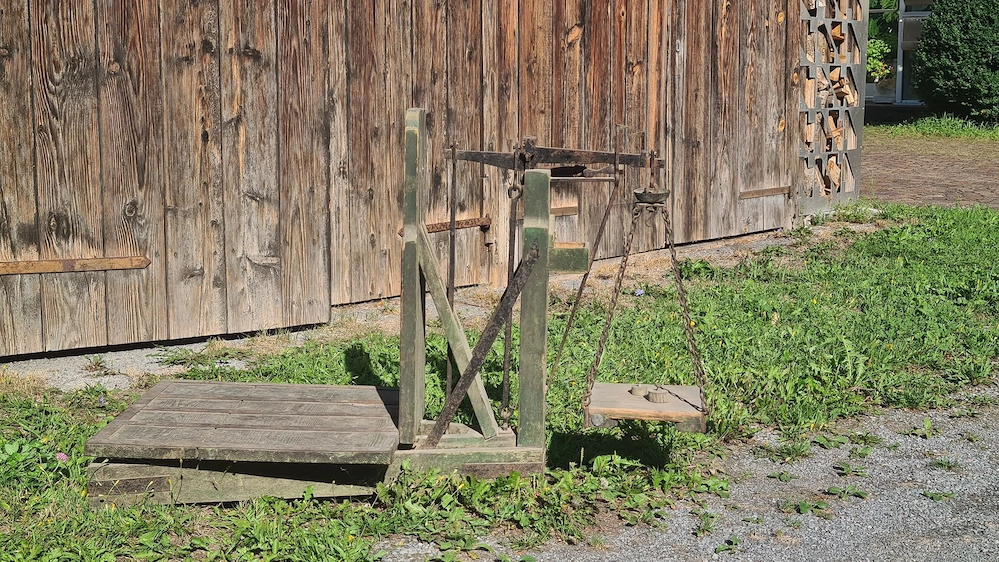 alte Waage mit Eichgewichten