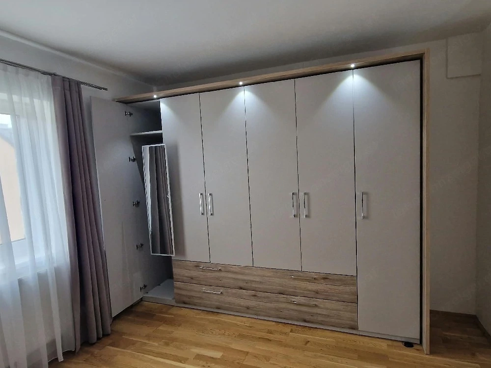 Großer Kleiderschrank mit Licht 