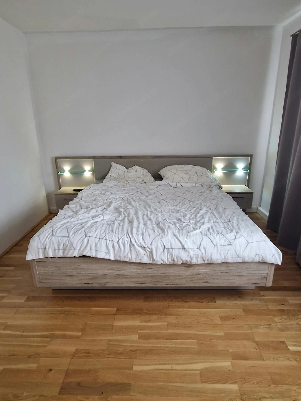 Bettanlage mit Nachttisch
