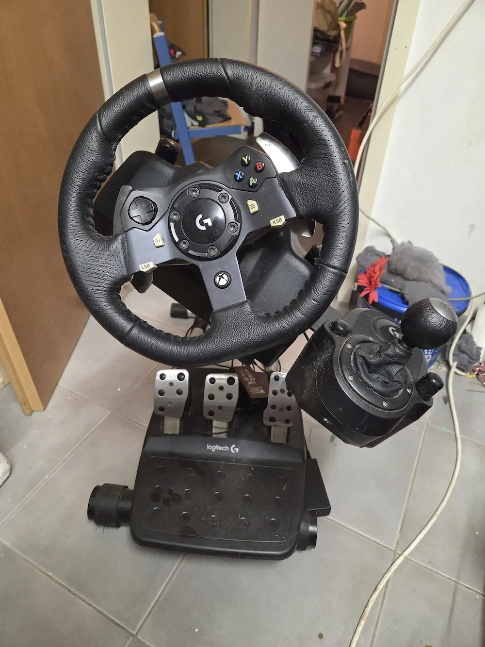Logitech G920 Driving Force Rennlenkrad mit Pedalen und einer separaten Gangschaltung