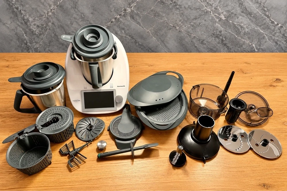 Thermomix TM6 mit 2 Mixtöpfen, Varomabehälter, Wunderslicer und Wunderzoodler