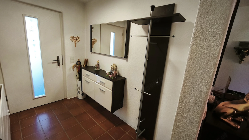 Garderobe (dunkles Holzdekor)