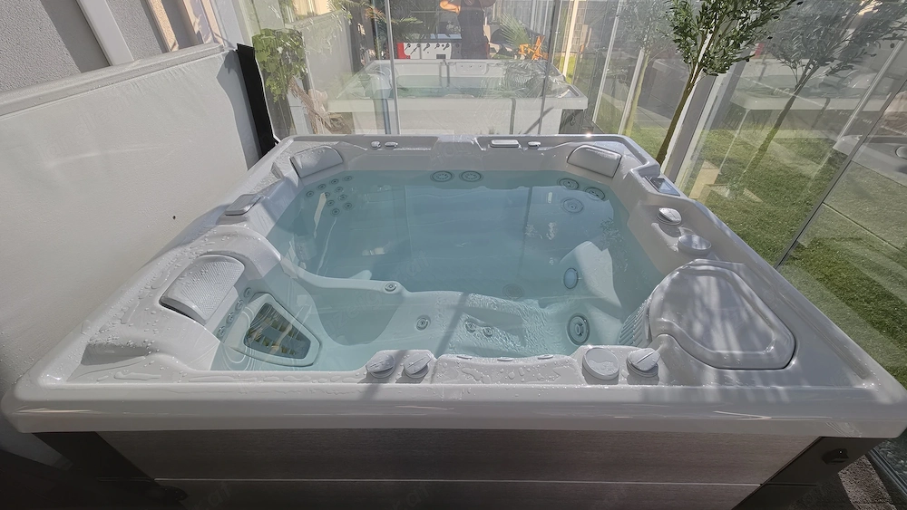 Whirlpool HotSpring Sovereign Eisgrau Nickel Top-Zustand zum Schnäppchenpreis