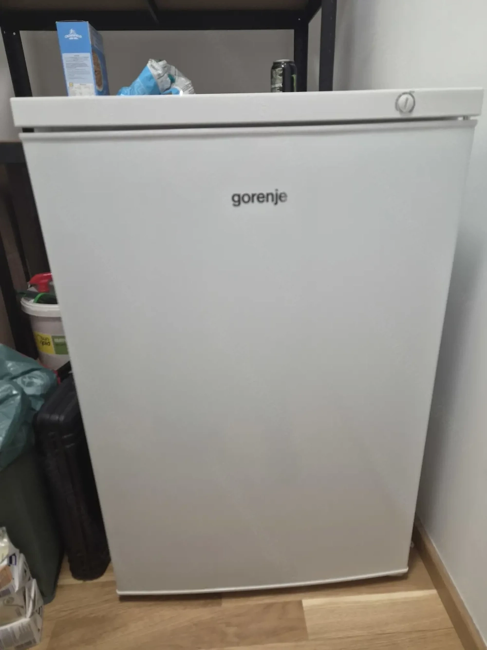 Kühlschrank und Regal zu verkaufen.