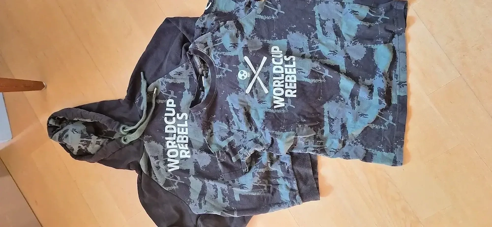 T-shirt und Hoody gr.146 Woldcup Rebels Haed 