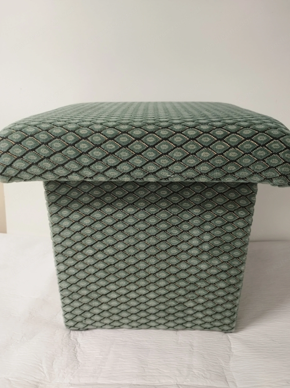 Handgefertigter Sitzhocker mit stauraum 40x40x40 - unikat 