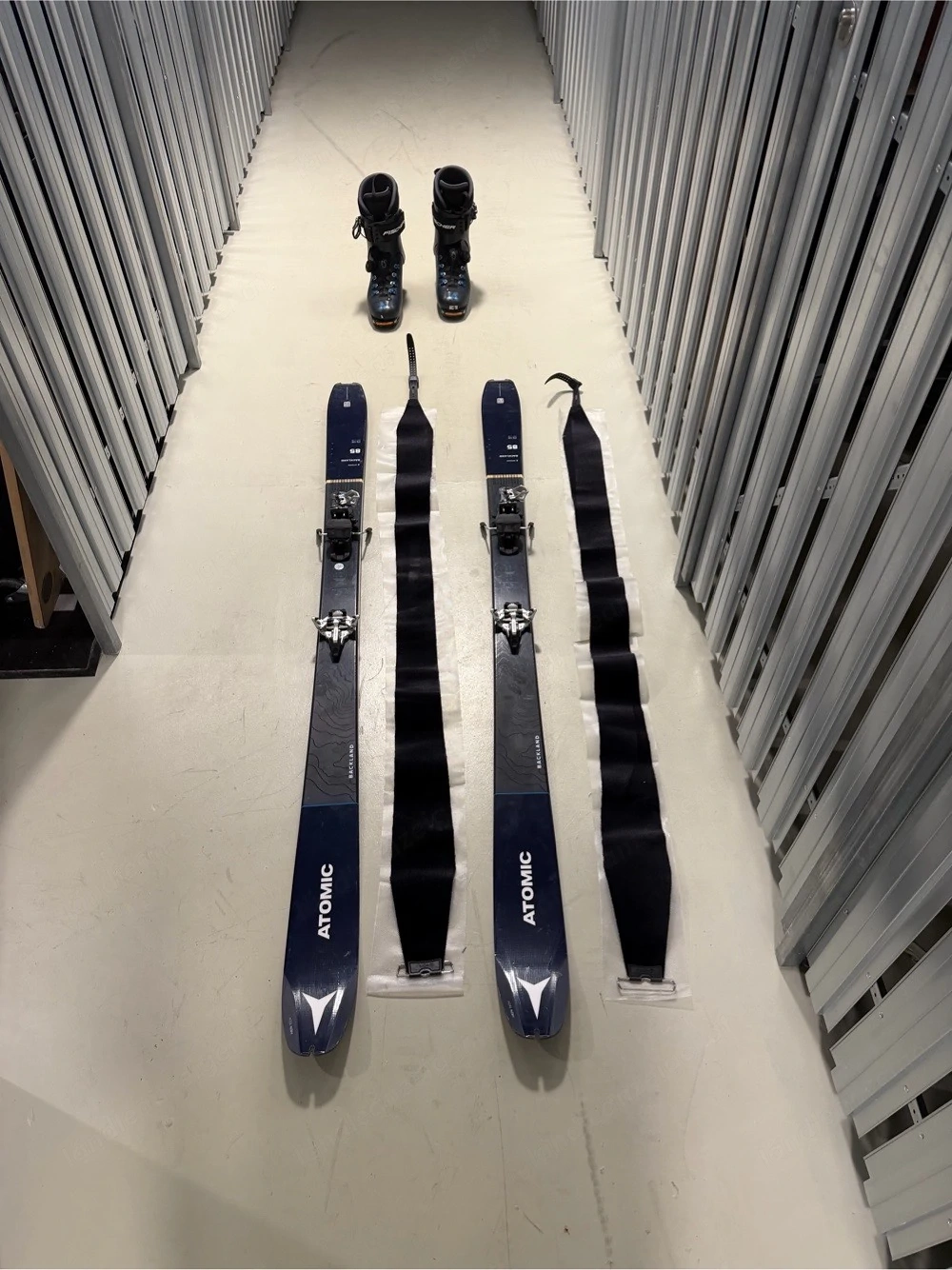 Komplettes Skitouren-Set: Atomic Backland 85 (172 cm) + Bindung + Felle + Fischer Tourenschuhe