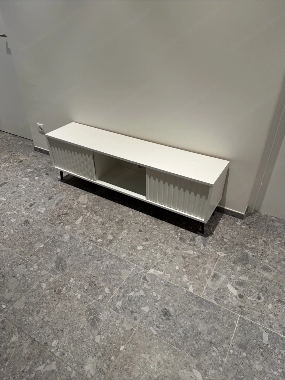TV-Lowboard Weiß mit Rillenfront und schwarzen Füßen